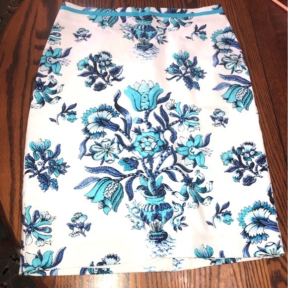 Talbots Dresses & Skirts - TALBOTS SIZE 6 LIKE NEW WHITE SKIRT WITH BLUE AND TEAL TRIM. FULLY LINED. EUC